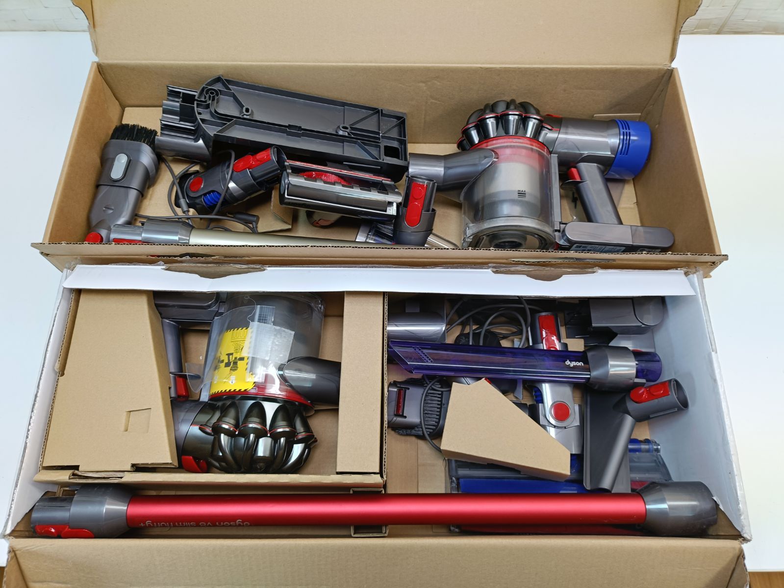 Dyson SV10K コードレス掃除機　USED 美品 Dyson SV10K コードレス掃除機 USED 美品 sv10 ダイソン（家電）の