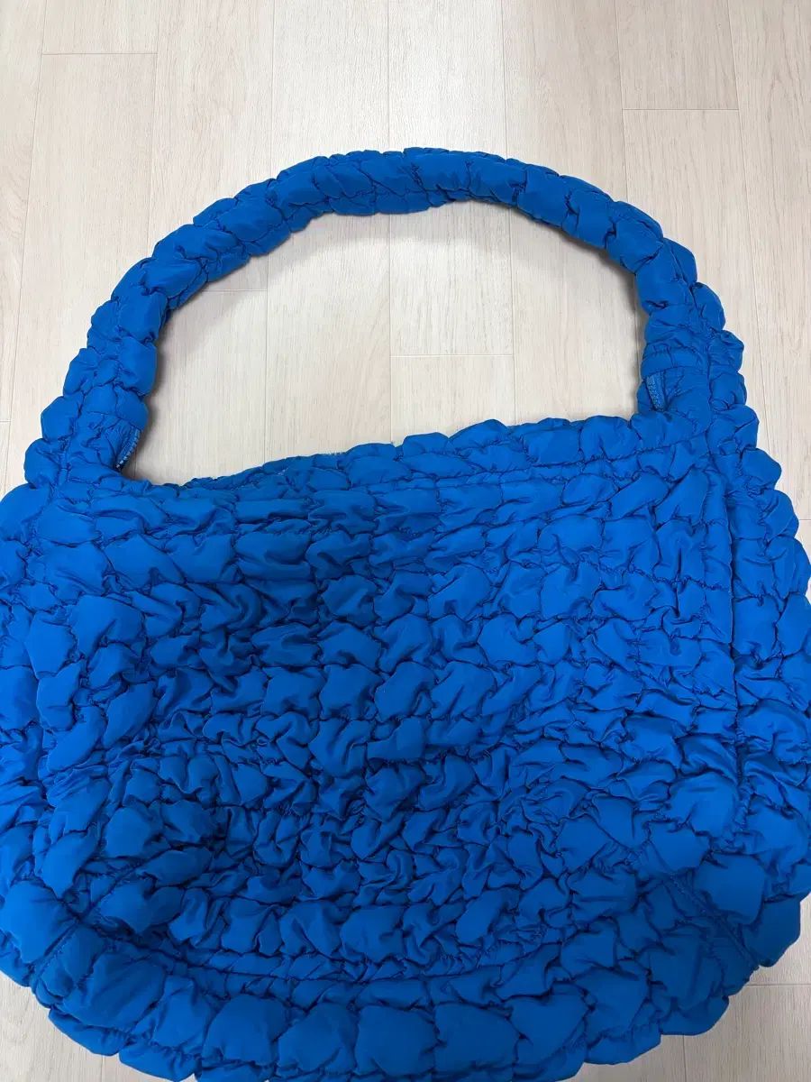 COS コス キルト オーバーサイズ ショルダーバッグ ブルー - メルカリ