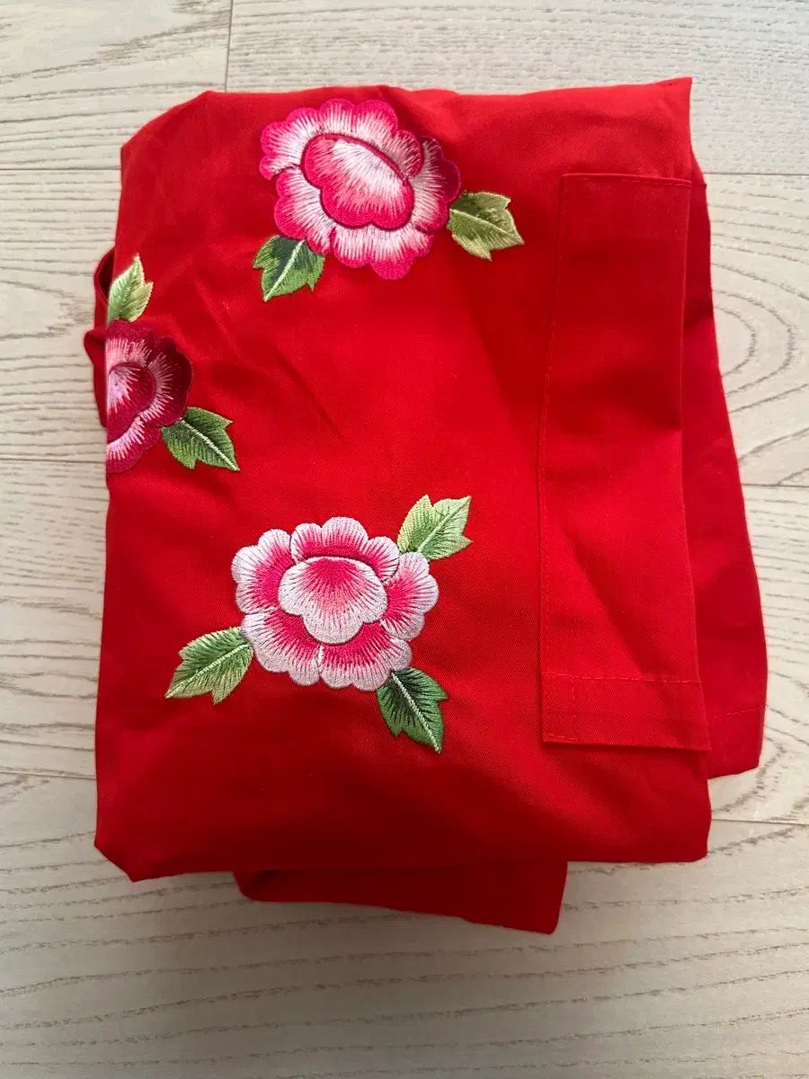 花刺繍 赤 エプロン (新品) アジアナ限定 記念品 - メルカリ