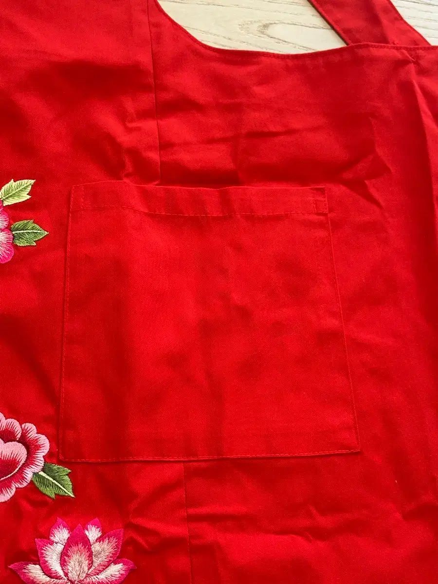 花刺繍 赤 エプロン (新品) アジアナ限定 記念品 - メルカリ