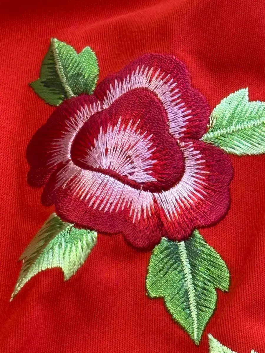 花刺繍 赤 エプロン (新品) アジアナ限定 記念品 - メルカリ