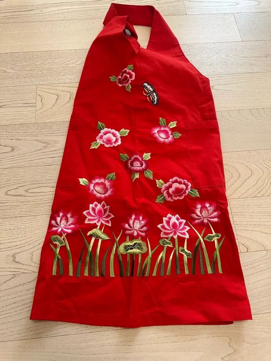 花刺繍 赤 エプロン (新品) アジアナ限定 記念品 - メルカリ