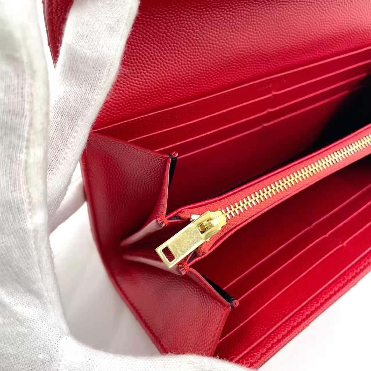 SAINT LAURENT PARIS YSLロゴ Vステッチ キャビアスキン レザー レッド