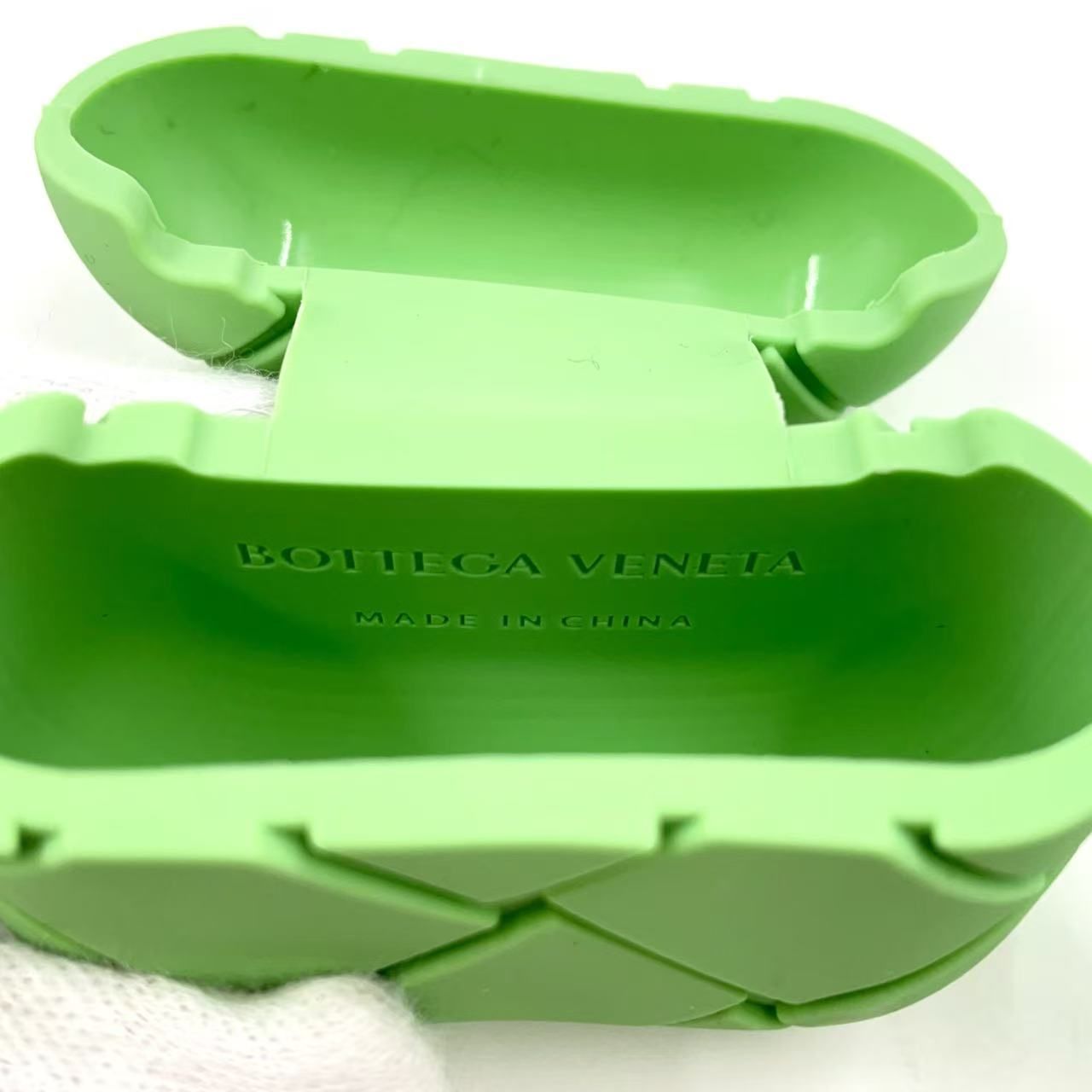 BOTTEGA VENETA イントレチャート イヤホンケース ラバー ライト