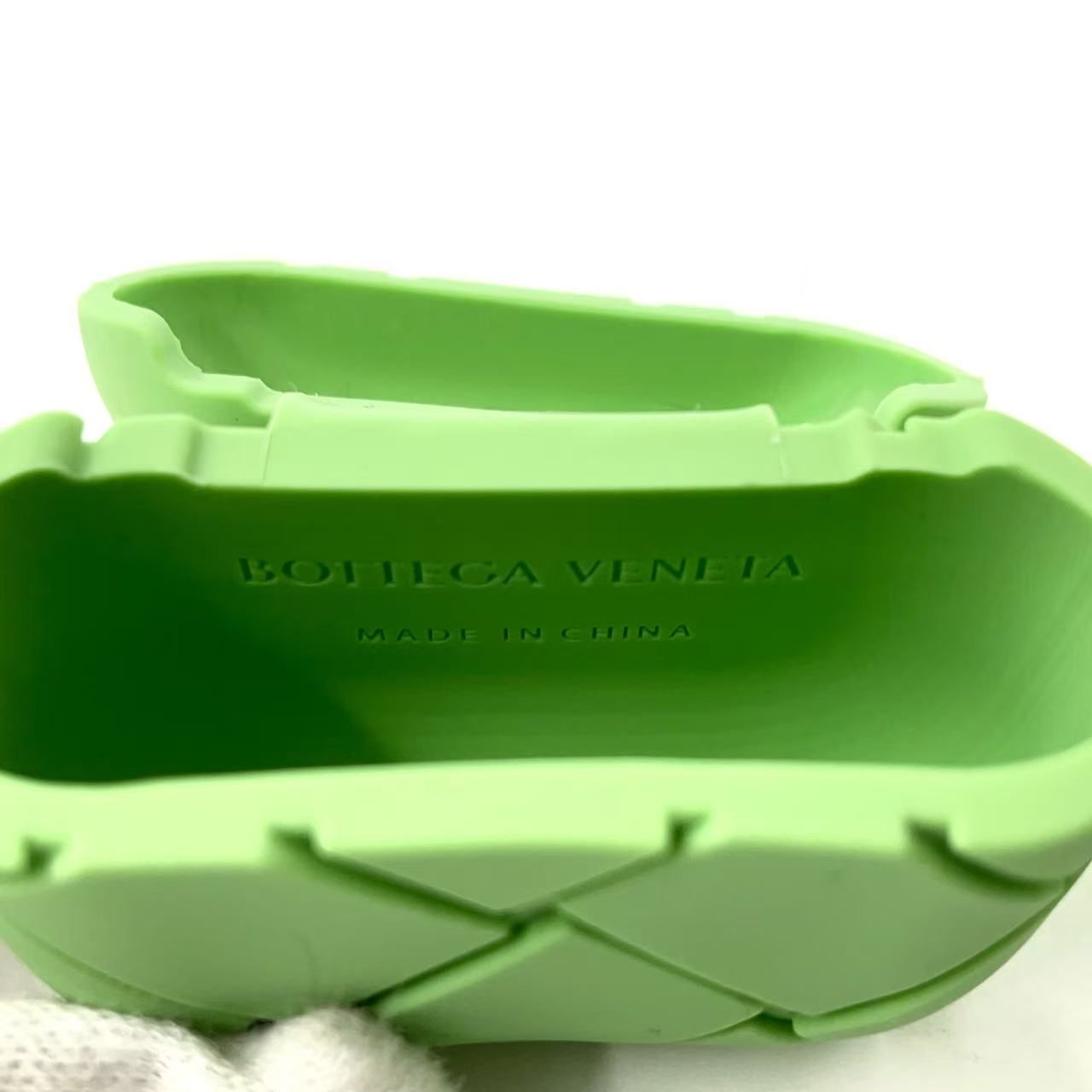 BOTTEGA VENETA イントレチャート イヤホンケース ラバー ライト