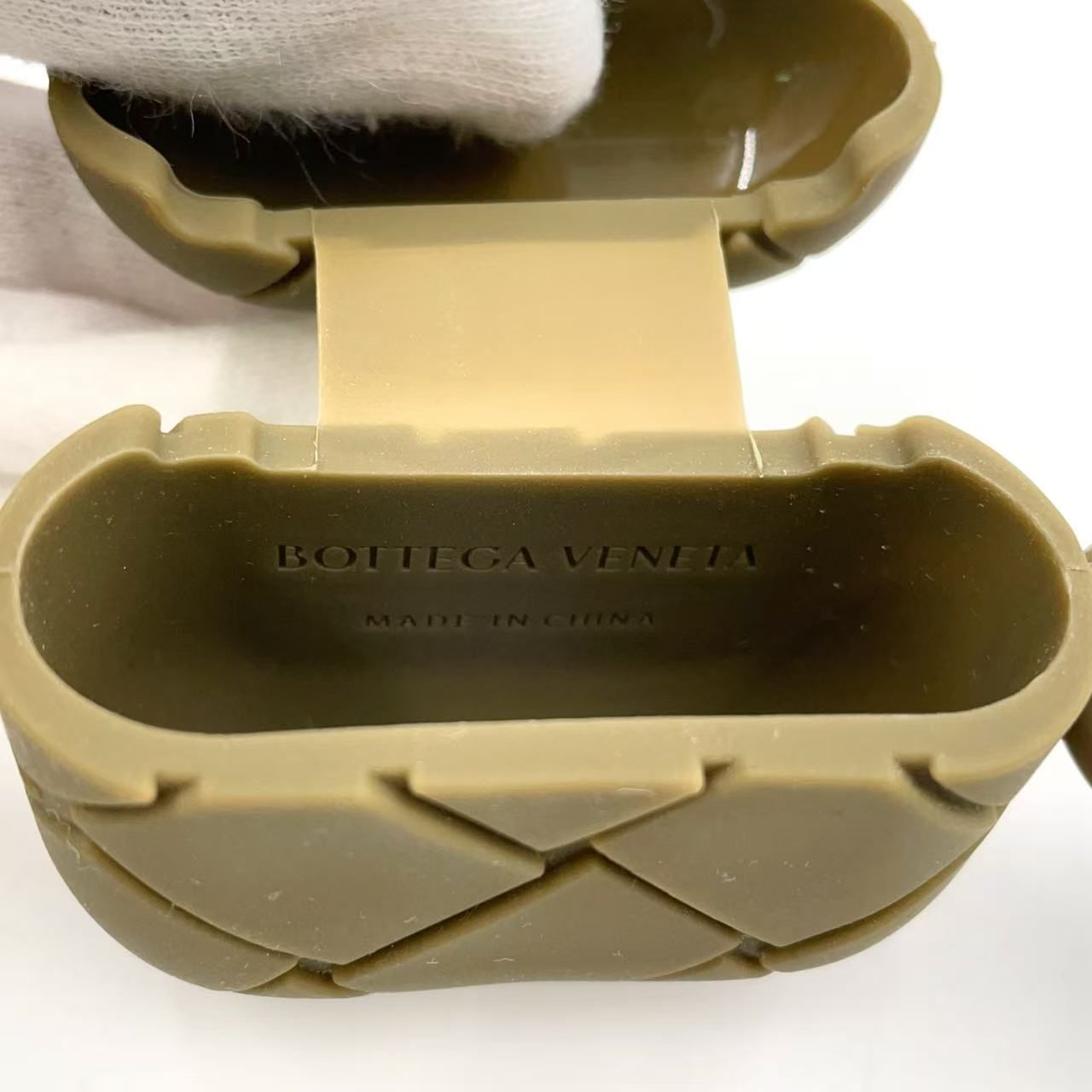 BOTTEGA VENETA イントレチャート イヤホンケース ラバー ブラウン