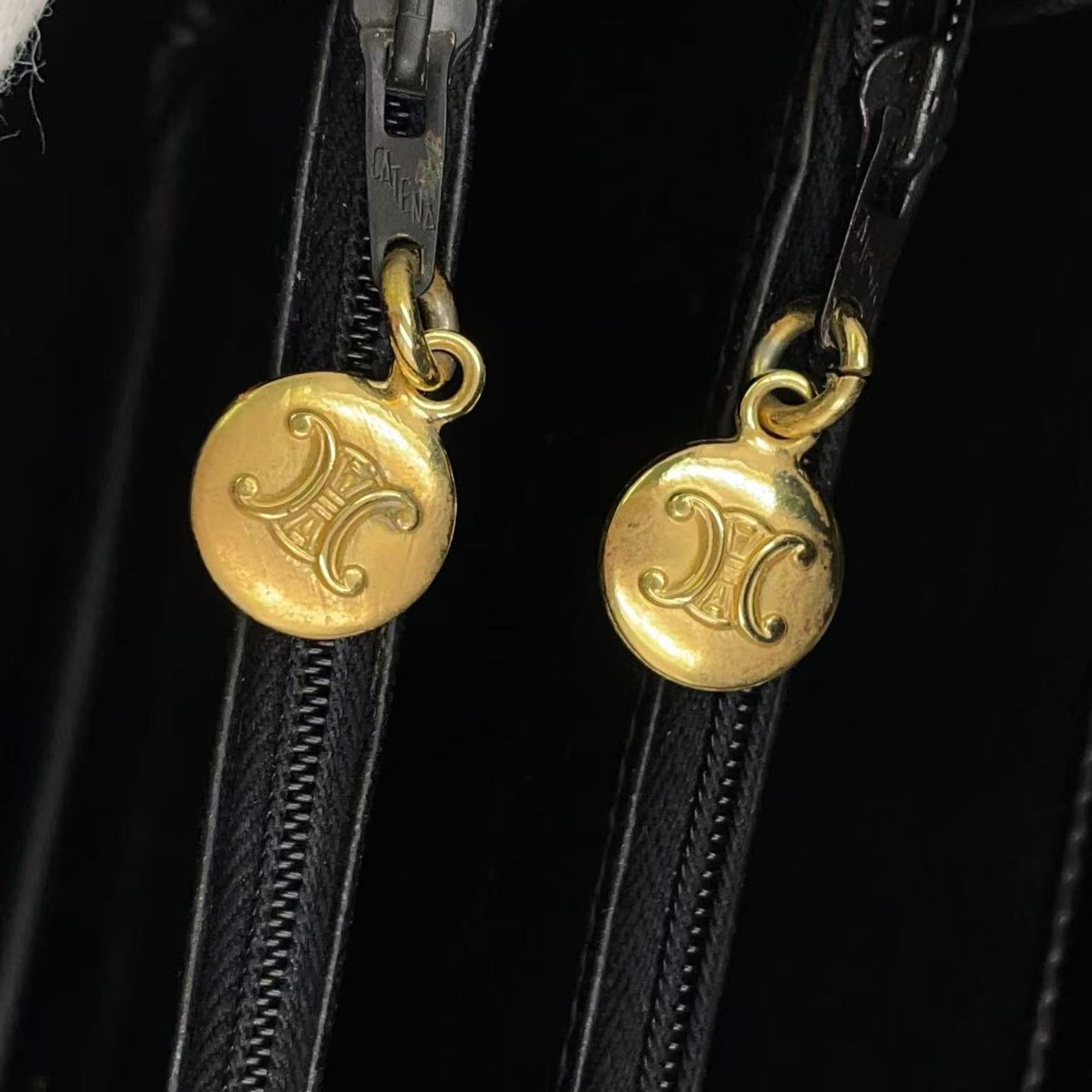 CELINE ワンショルダーバッグ　ロゴ金具　ブラック　レザー　ゴールド金具 CELINE 馬車金具 レザー×キャンバス ブラック ワンショルダーバッグ