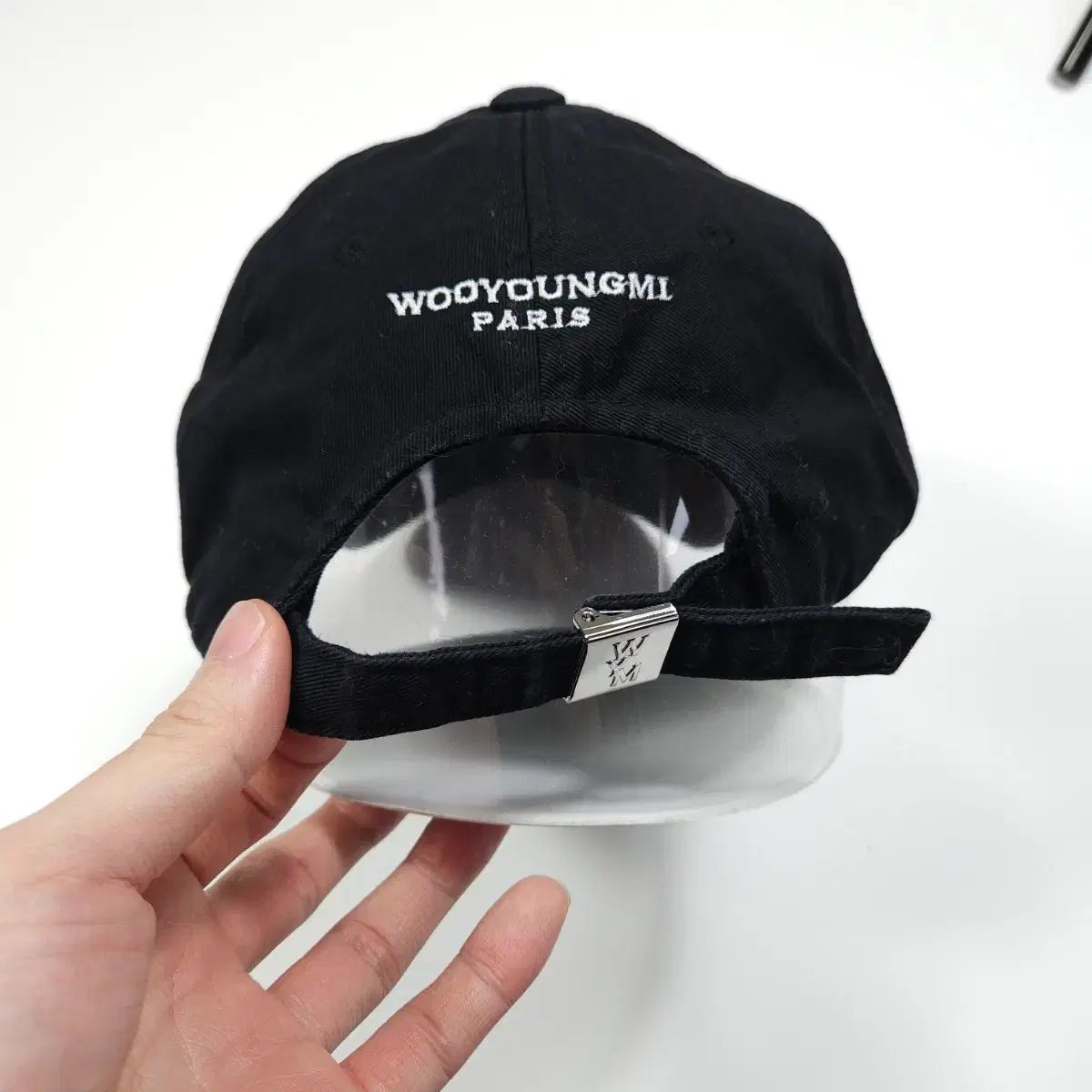 新品同様❗️wooyongmi ウーヨンミ WYM ロゴ ボールキャップ 黒 ブラック（黒）系 WOOYOUNGMI(ウーヨンミ) 帽子(メンズ) - 海外通販のBUYMA