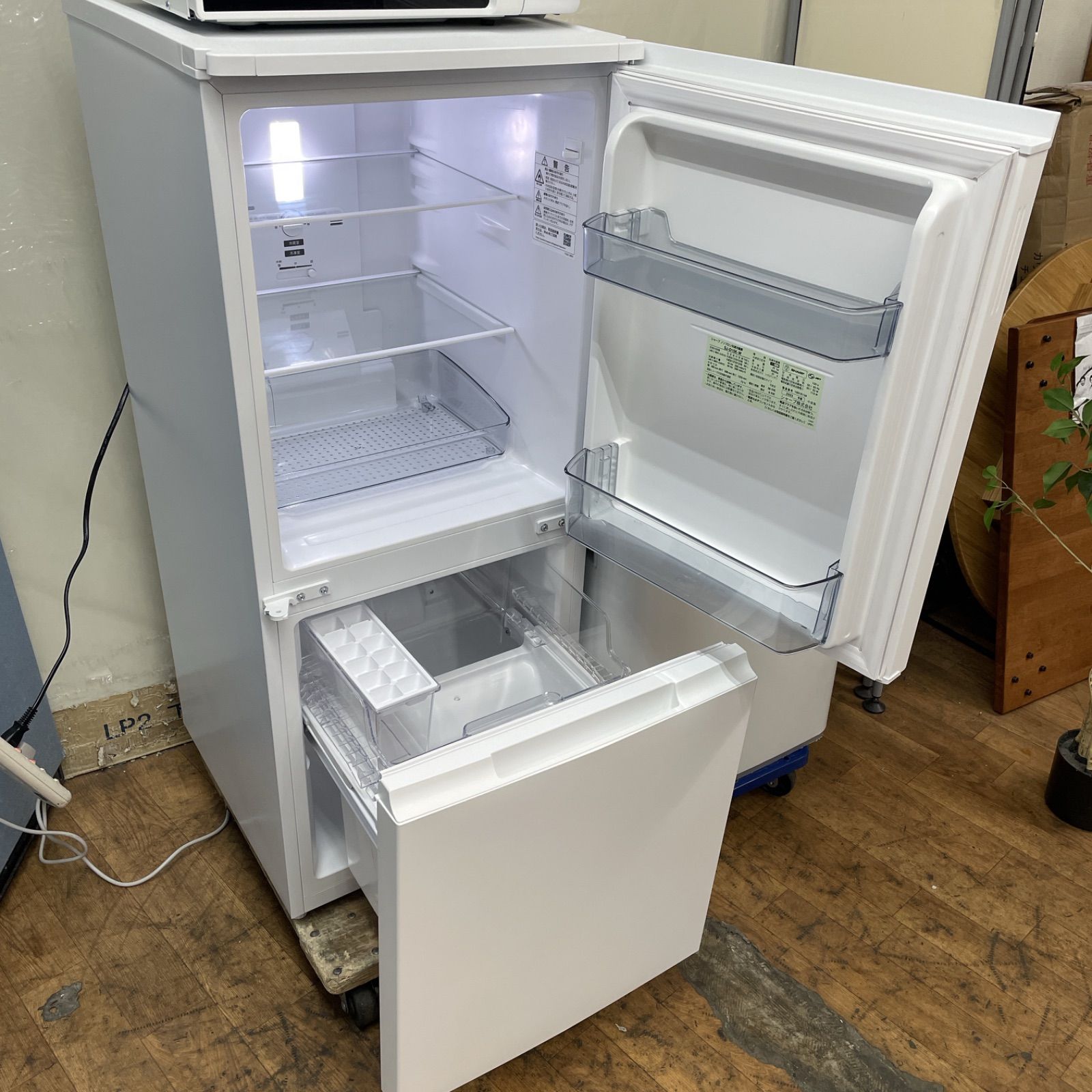 R066 ☀️2023-24年製の高年式♪ 生活家電3点セット SHARP 冷蔵庫