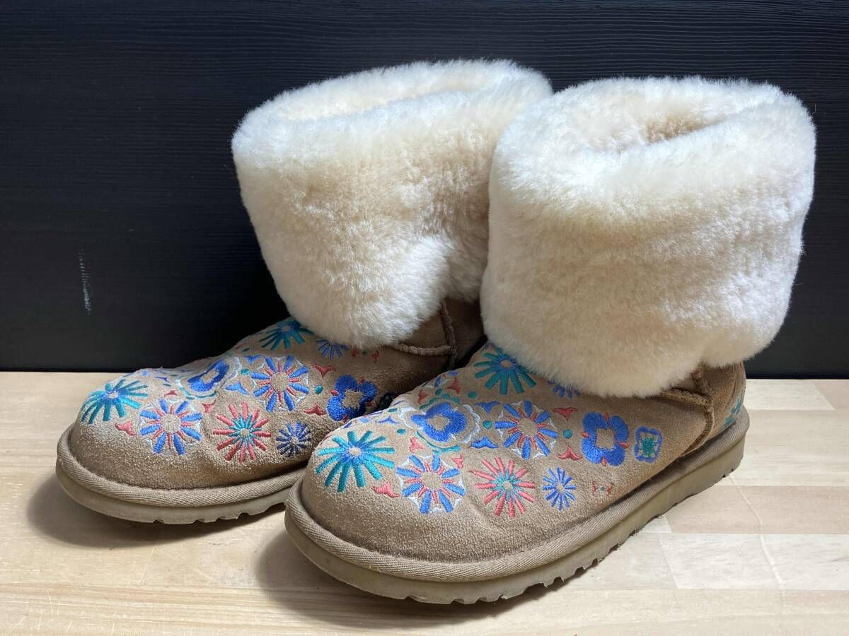 UGG アグ 刺繍 ムートンブーツ ショート 1002164 サイズ：23.0 - メルカリ