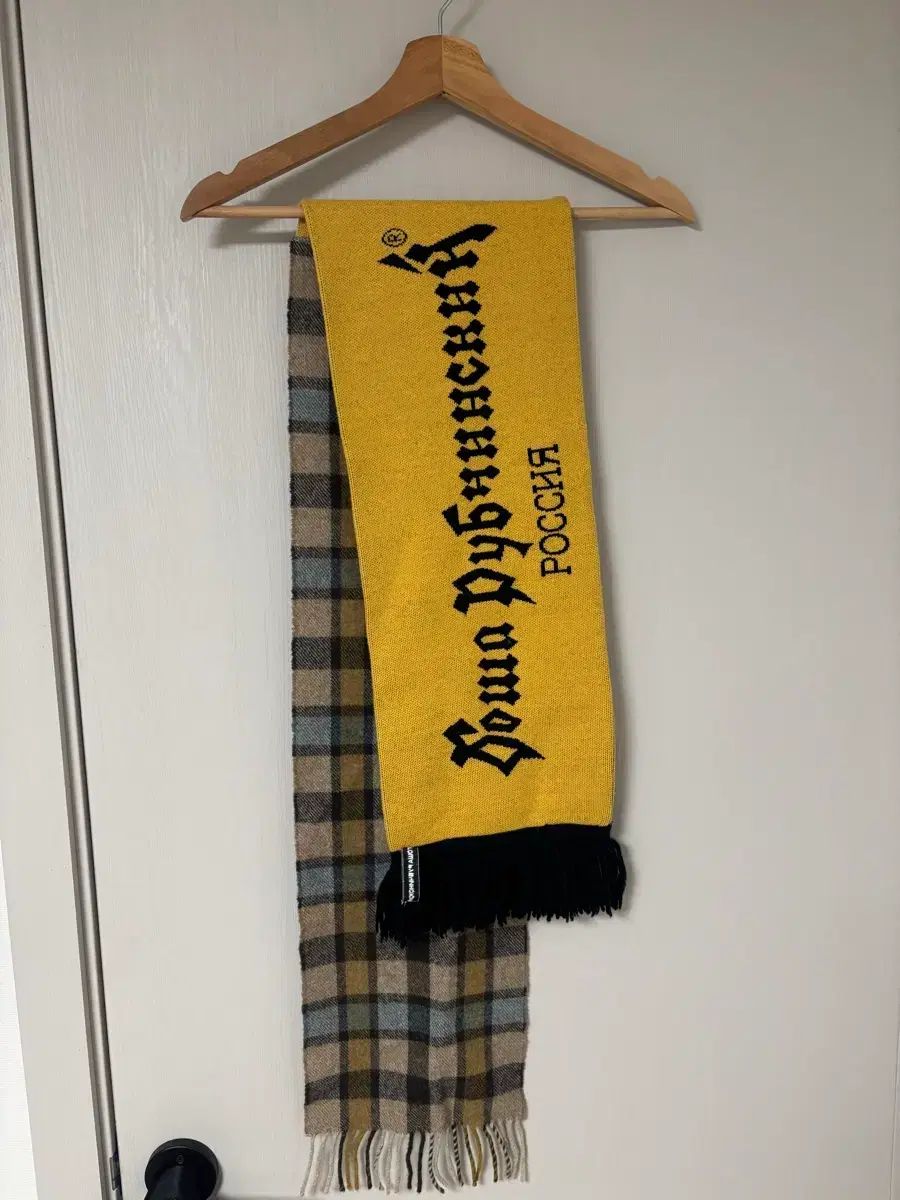 ゴーシャラブチンスキー マフラー ブラック×イエロー ゴーシャラブチン