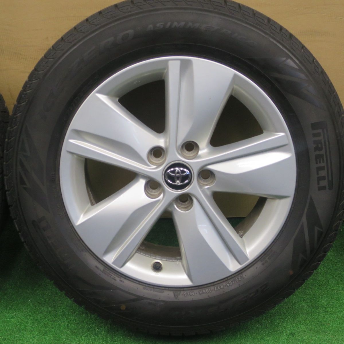 バリ溝！22年！9.5分以上☆トヨタ 60系 ハリアー 純正 225/65R17