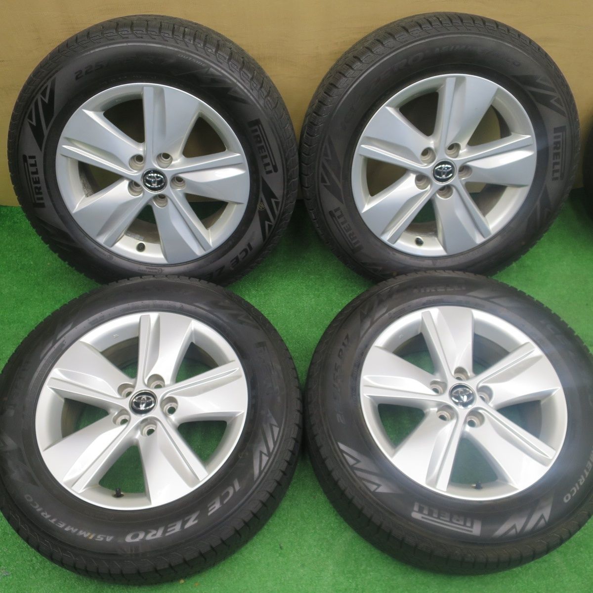 バリ溝！22年！9.5分以上☆トヨタ 60系 ハリアー 純正 225/65R17