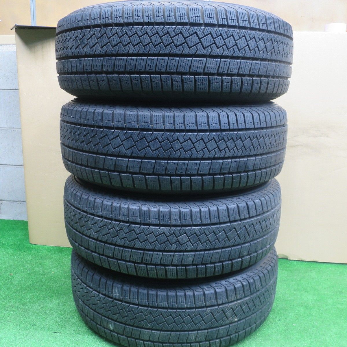 バリ溝！22年！9.5分以上☆トヨタ 60系 ハリアー 純正 225/65R17