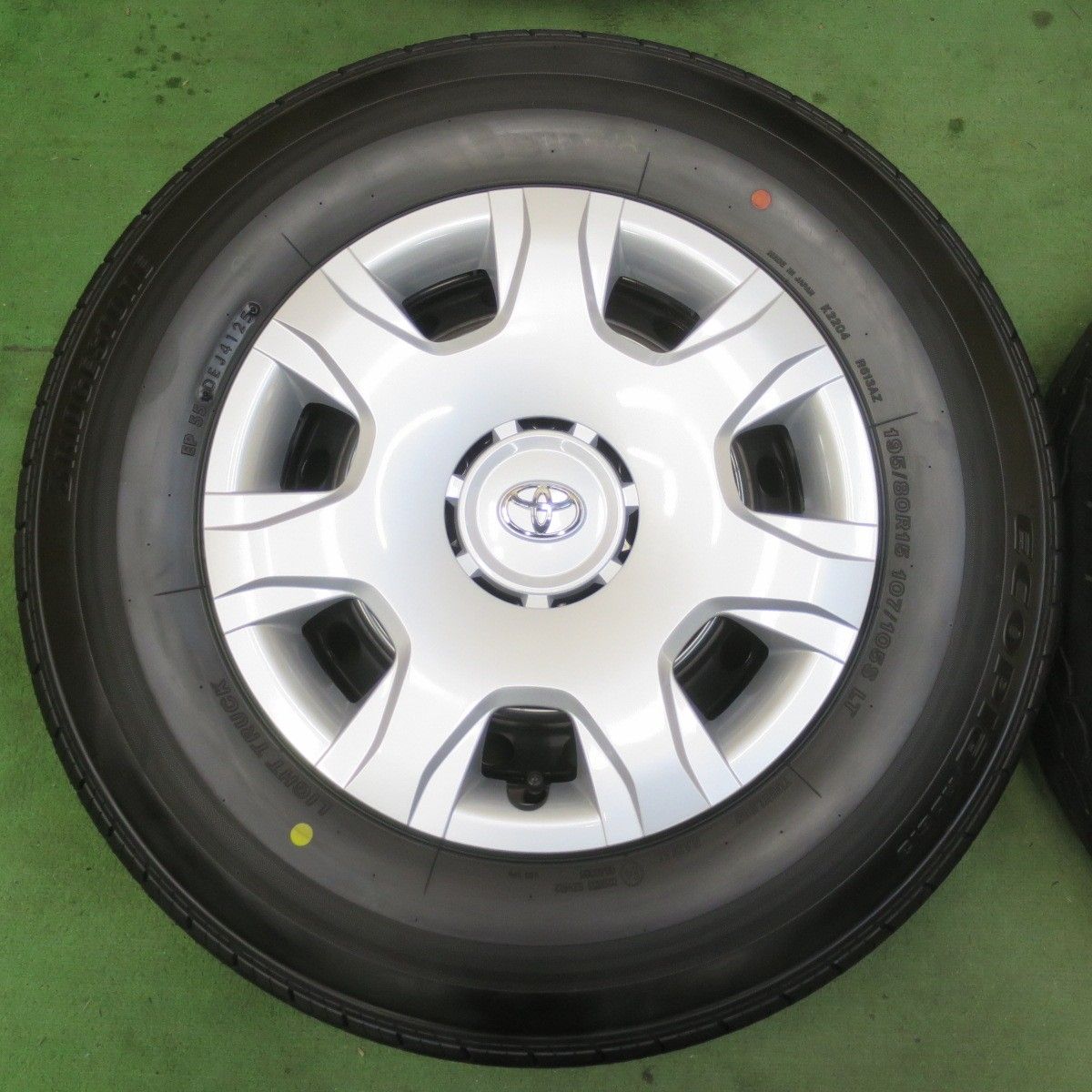 新車外し！25年☆トヨタ 200系 ハイエース 純正 スチール 195/80R15