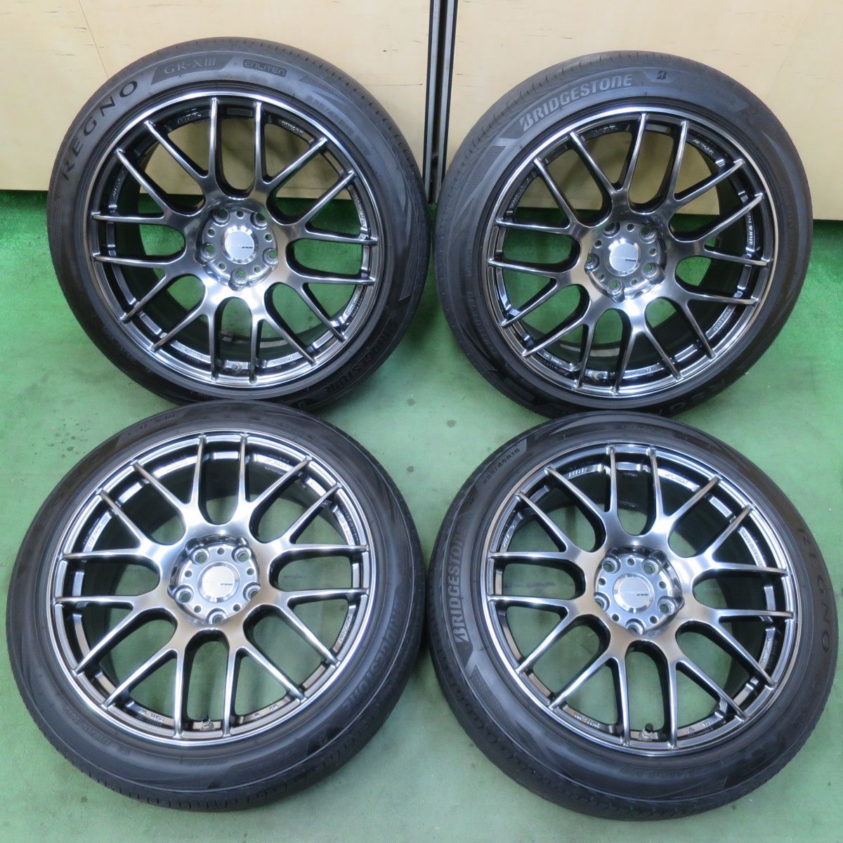 225/45R18 レグノ溝あり