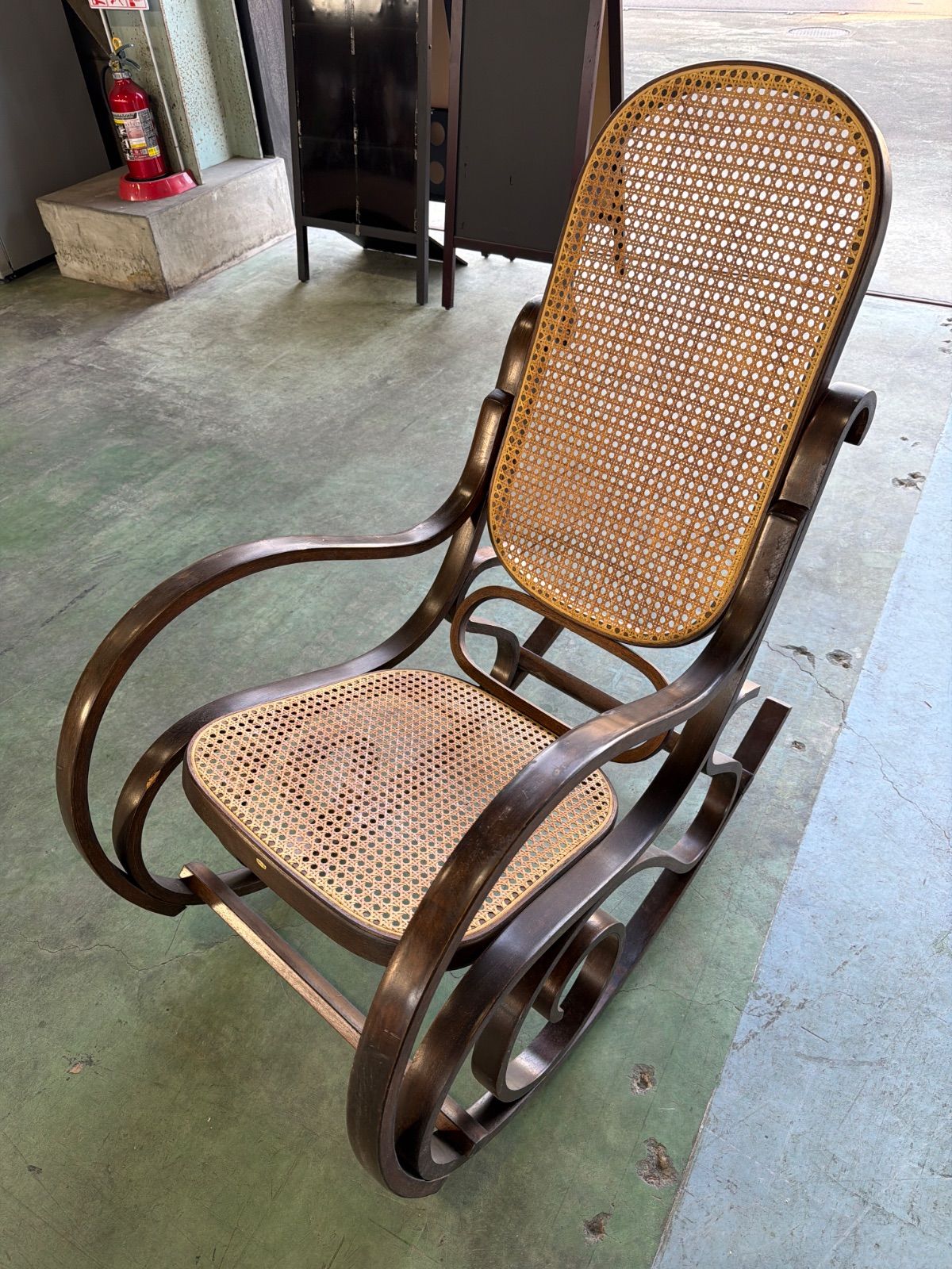 ꧁チワワ꧂ラタン ロッキングチェア　ヴィンテージ　送料込　アンティーク 🪑ベントウッドロッキングチェア 曲木 ラタンチェア 昭和レトロ