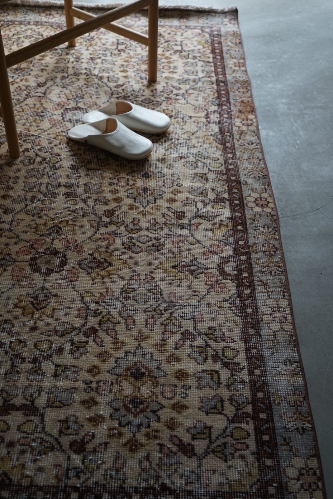 113×207花や実 淡いベージュ×クリーム×ブラウン トルコヴィンテージ