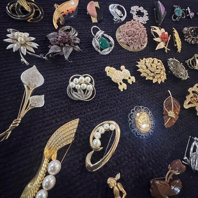アクセサリーまとめ売り　ブローチ vintage】ブローチ まとめ売り 大量 150点 GT-BR50 - メルカリ
