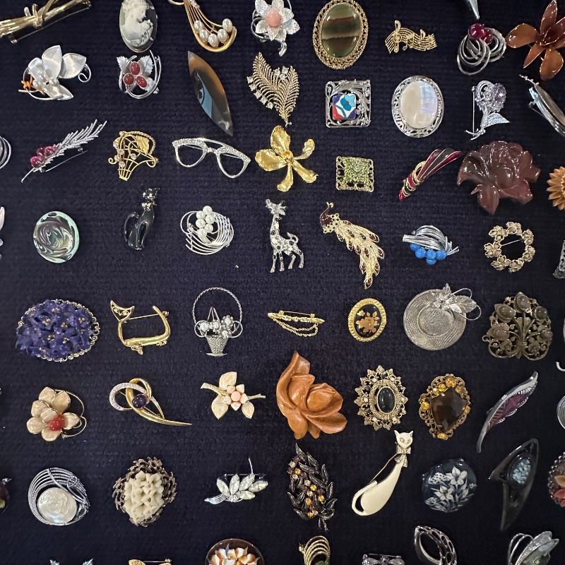 vintage】ブローチ まとめ売り 大量 150点 GT-BR50 - メルカリ