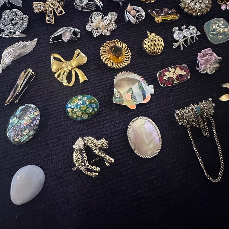 vintage】ブローチ まとめ売り 大量 150点 GT-BR50 - メルカリ