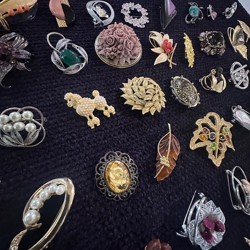 vintage】ブローチ まとめ売り 大量 150点 GT-BR50 - メルカリ