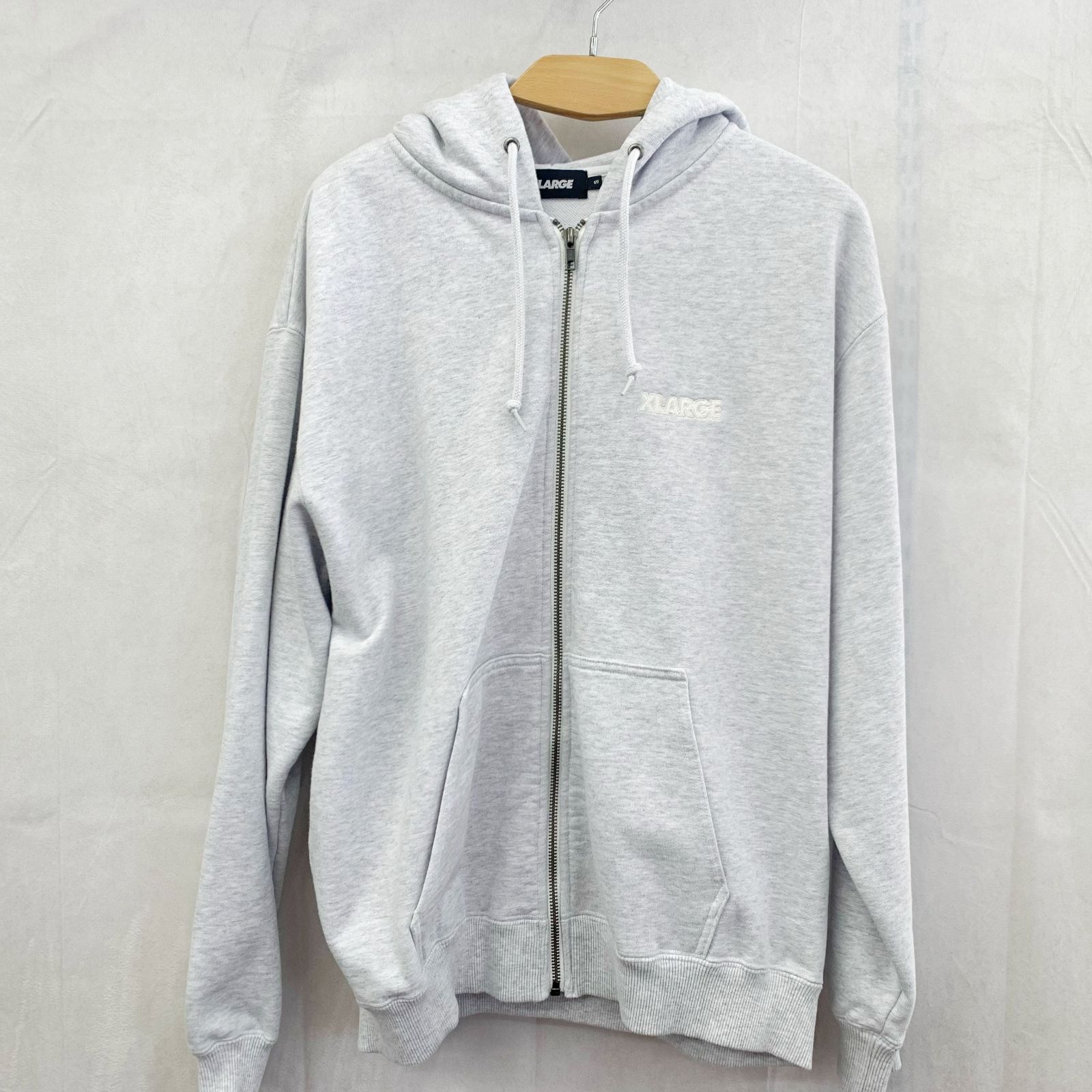 XLARGE」 ジップアップパーカー M グレー MEN ZIP HOODED OG LOGO 