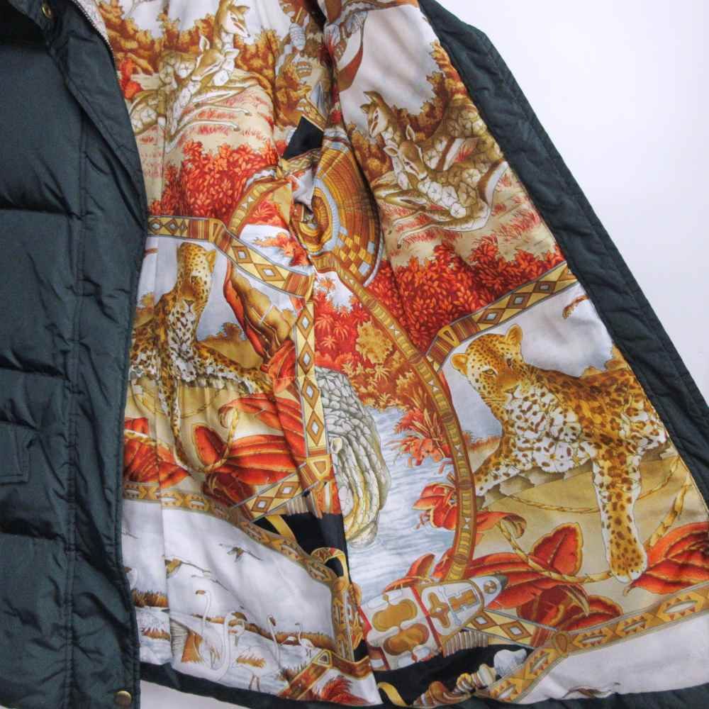 サルバトーレフェラガモ　総柄裏地　ダウンジャケット ブラウン　スカーフ柄 サルヴァトーレフェラガモ Salvatore Ferragamo ダウンコート