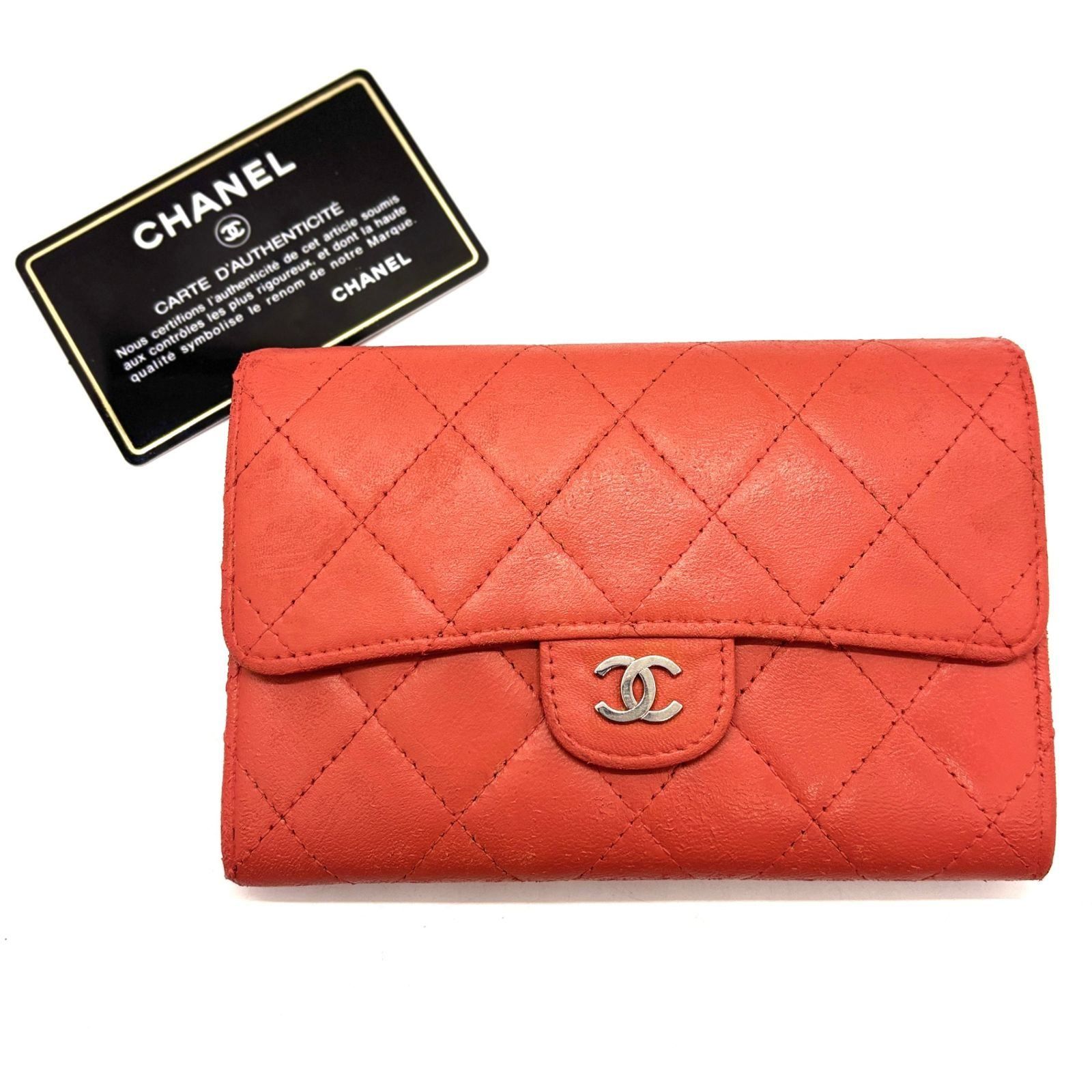 淡く艶めくサーモンピンク✨ CHANEL 二つ折り財布 クラシック