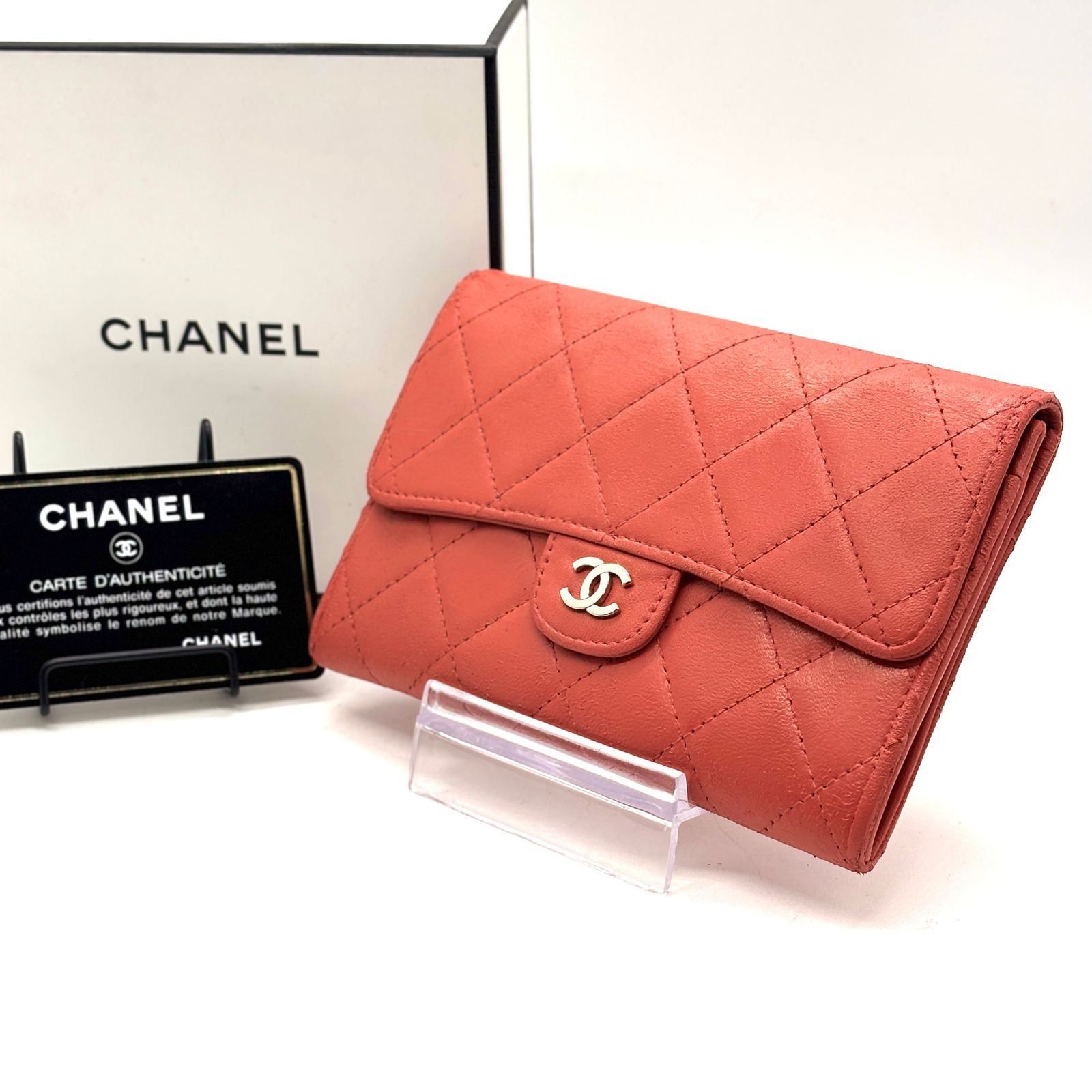 淡く艶めくサーモンピンク✨ CHANEL 二つ折り財布 クラシック