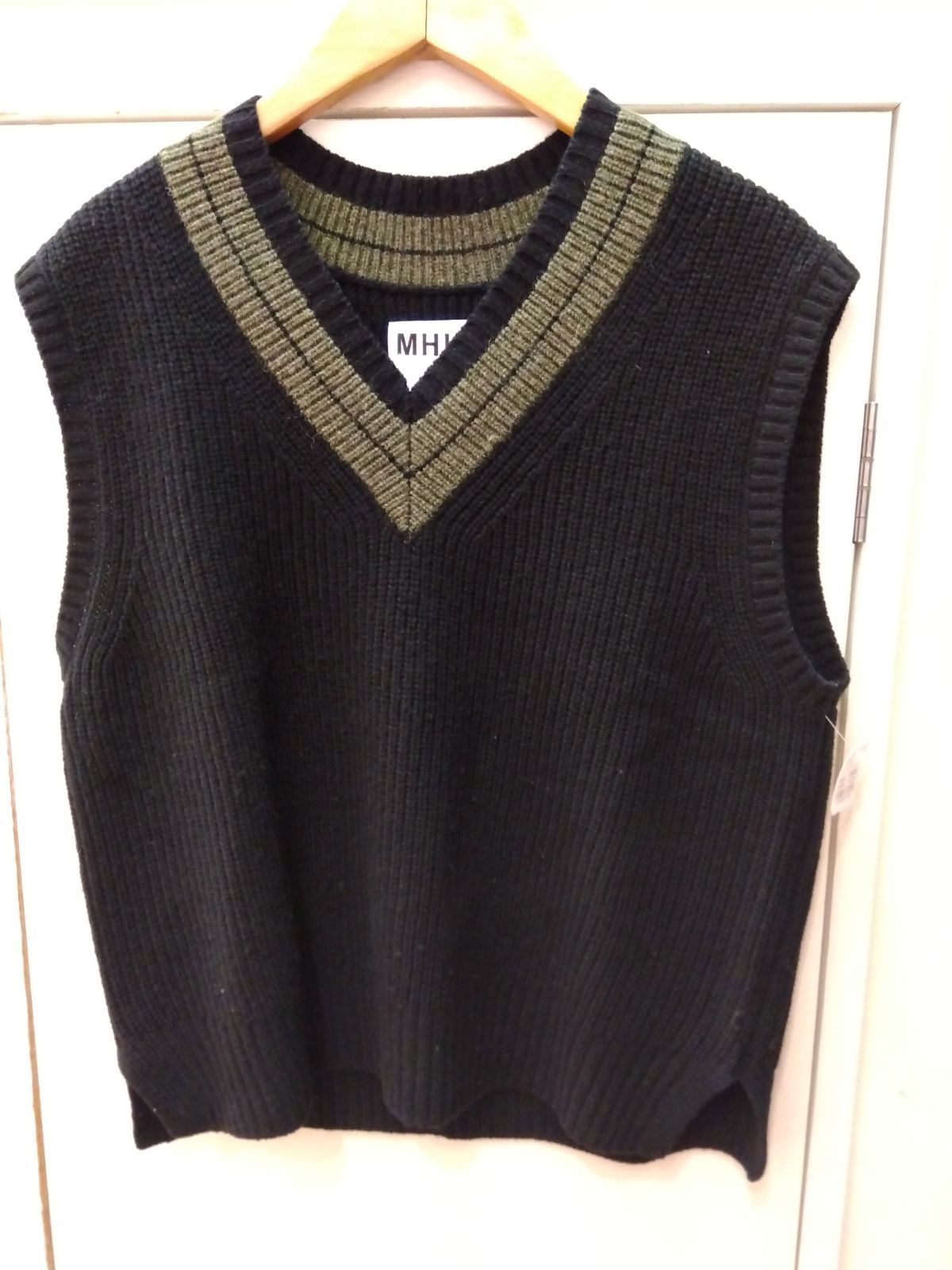 M17 マーガレットハウエル MARGARET HOWELL 毛100％ Vネックラインの