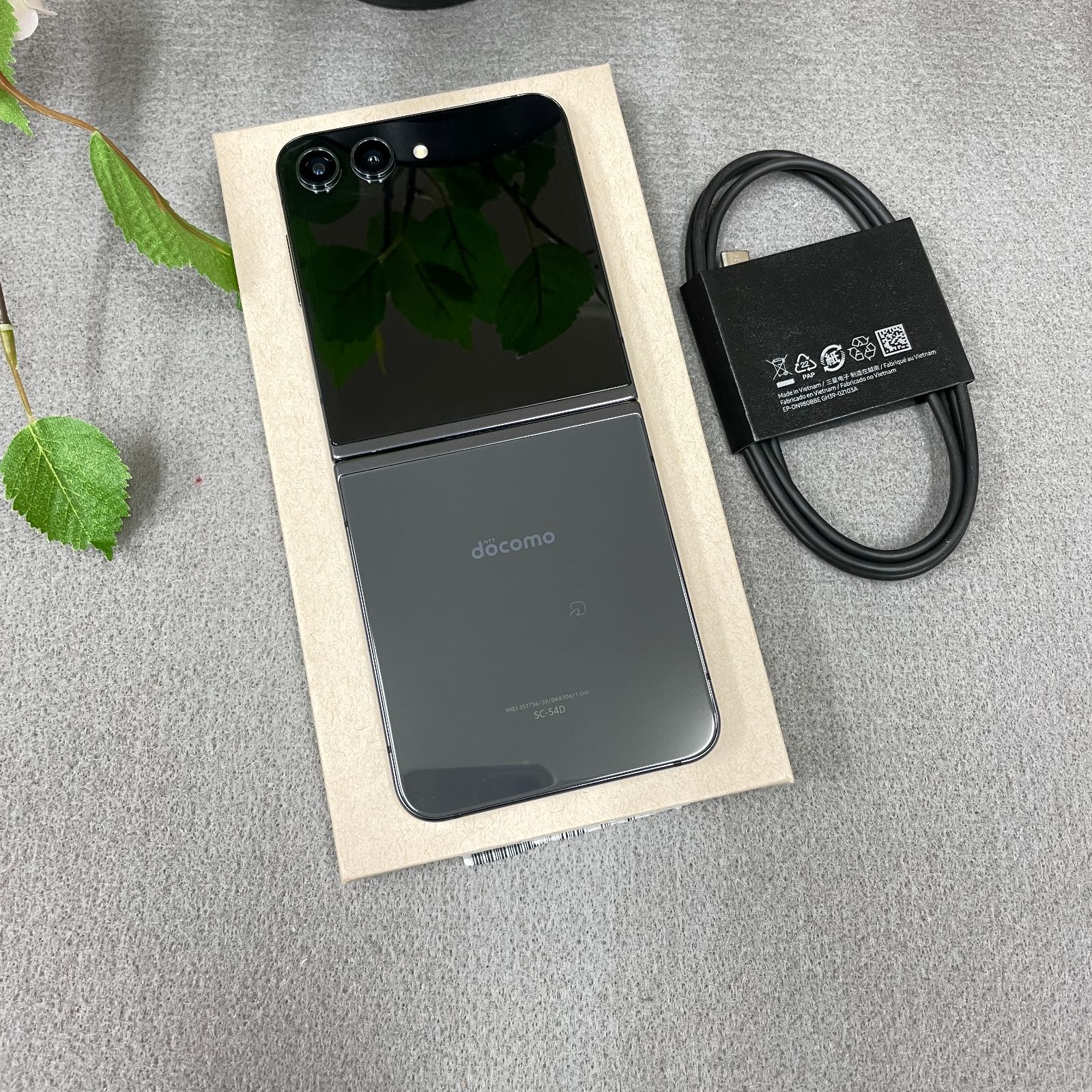 新品同様 Galaxy Z Flip5 256GB グラファイト 国内版SIMフリー 送料
