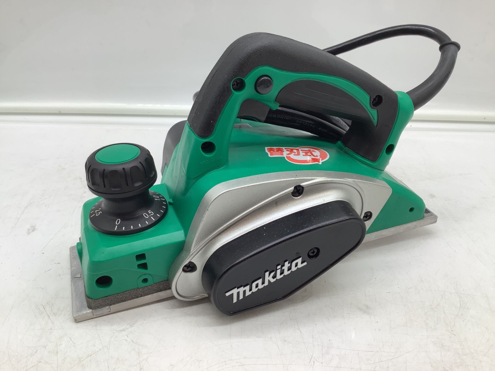 品】Makita/マキタ M194 ☆ 82㎜電気カンナ [IT_IFXYK][岡イ][M04