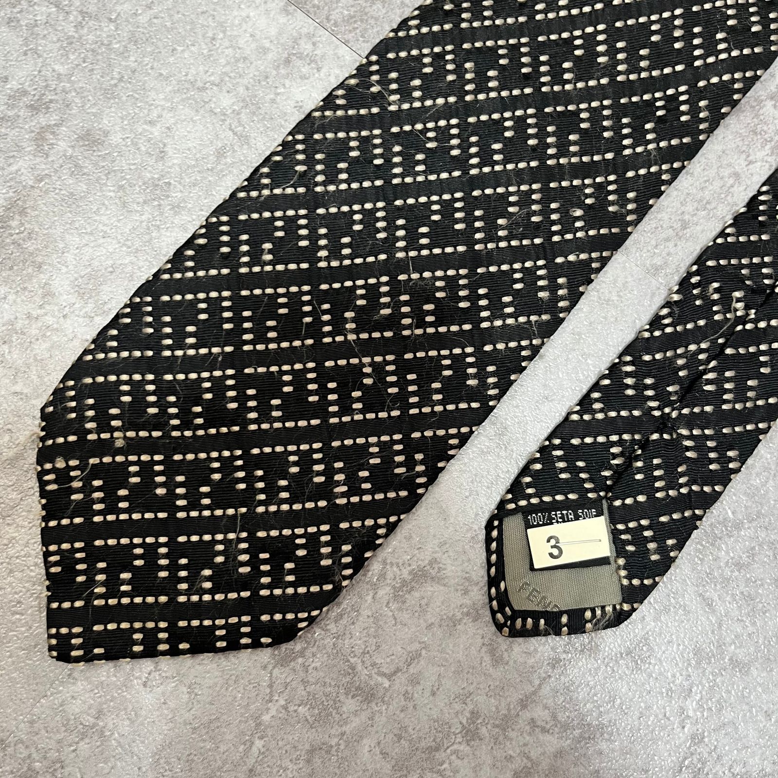FENDI ネクタイ ブラック ズッカ ロゴ 幾何学模様 FENDI ネクタイ