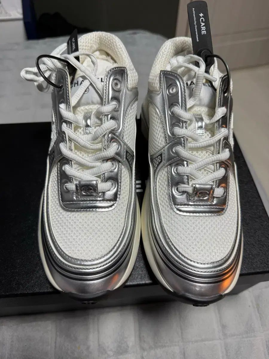 CHANEL シャネル CCロゴ スニーカー 新品同様 25.0cm ホワイトシルバー
