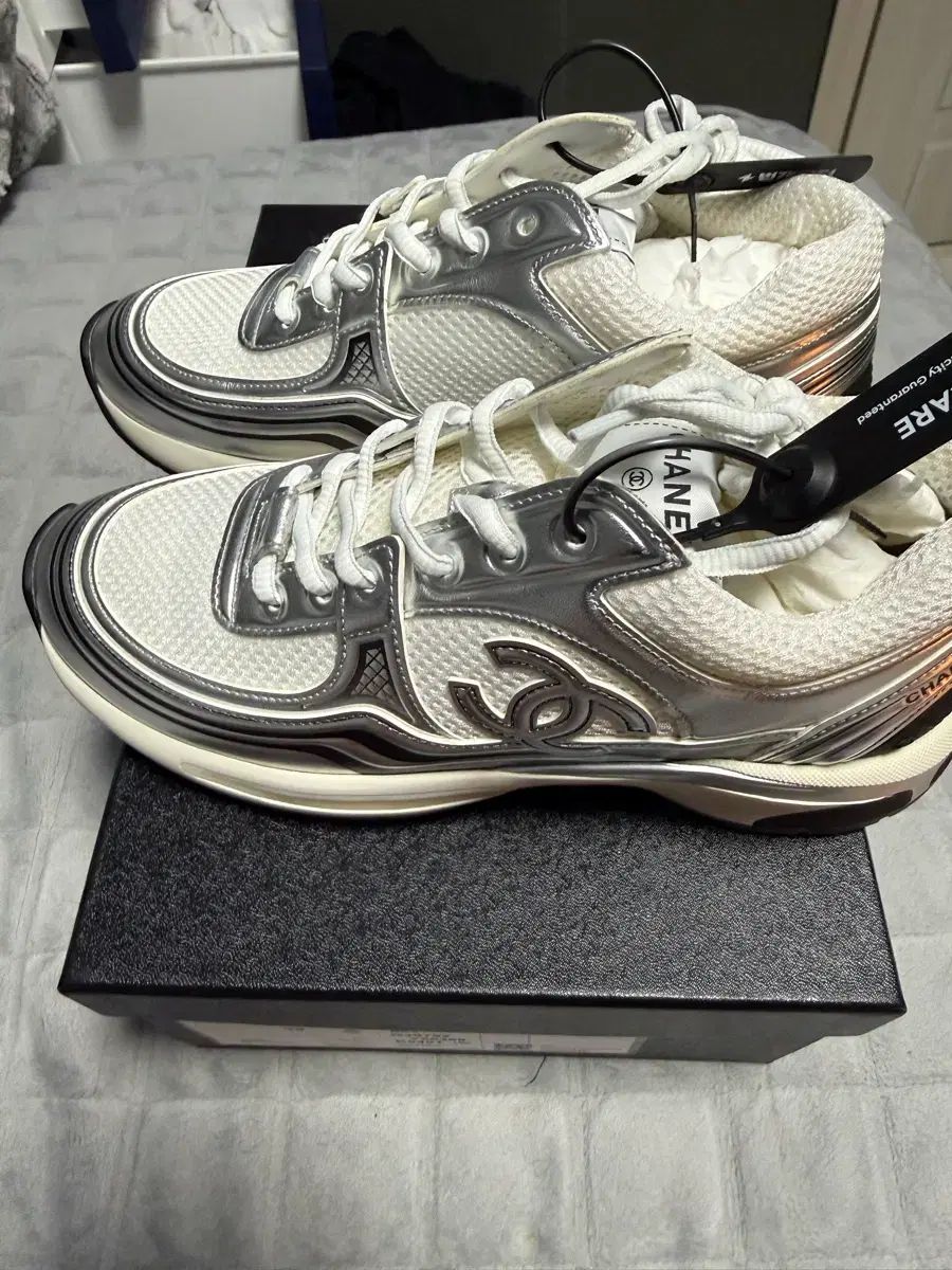 CHANEL シャネル CCロゴ スニーカー 新品同様 25.0cm ホワイトシルバー