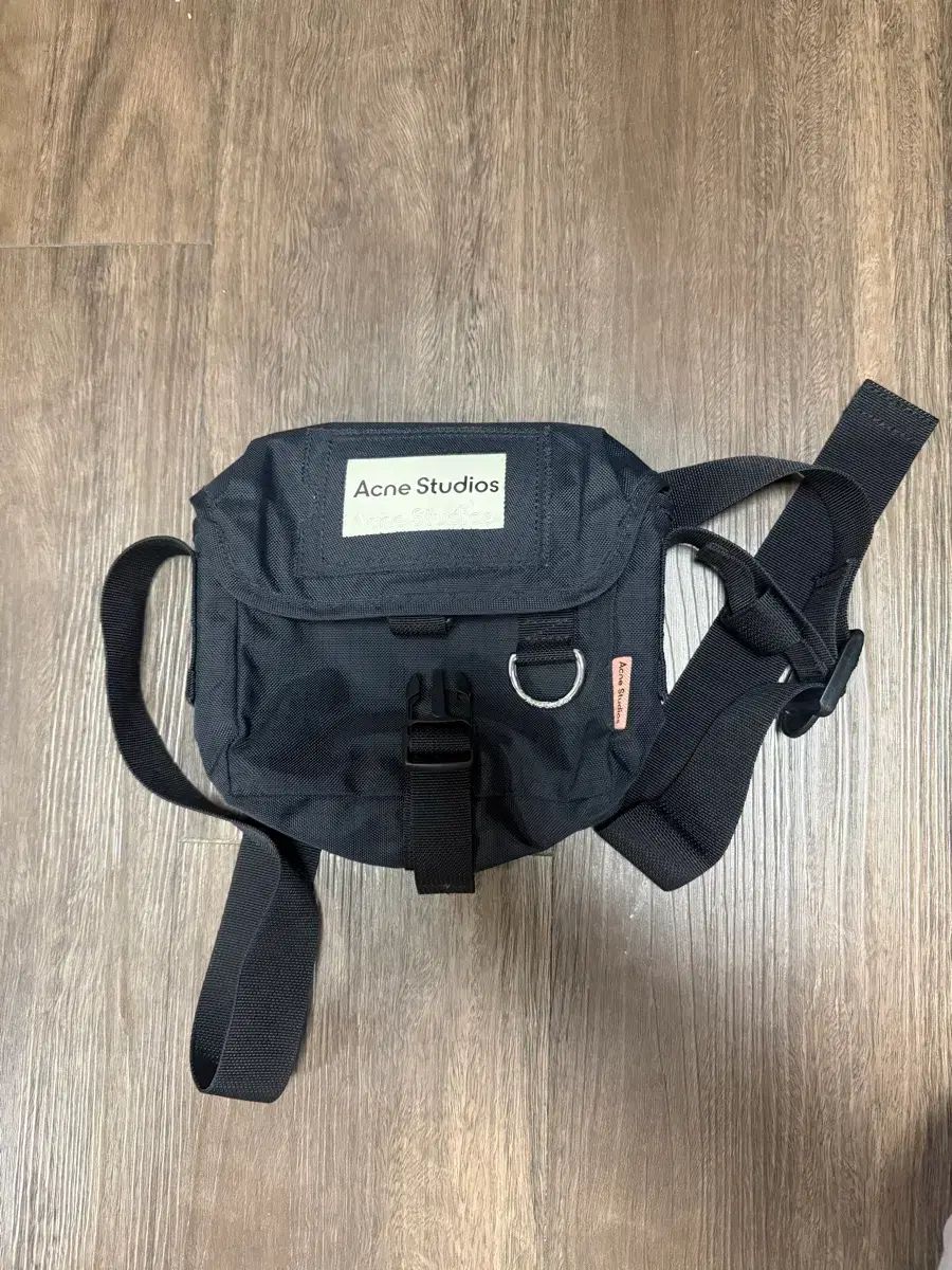 Acne Studios アクネストゥディオズ メッセンジャーバッグ スモール