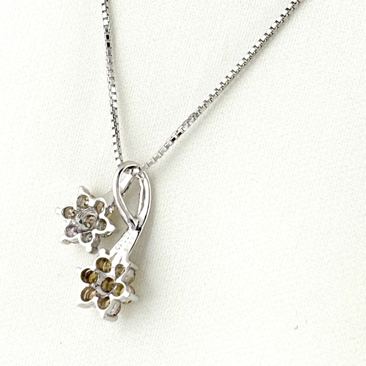 新品 viju K18WG ネックレス ホワイトゴールド フラワーモチーフ
