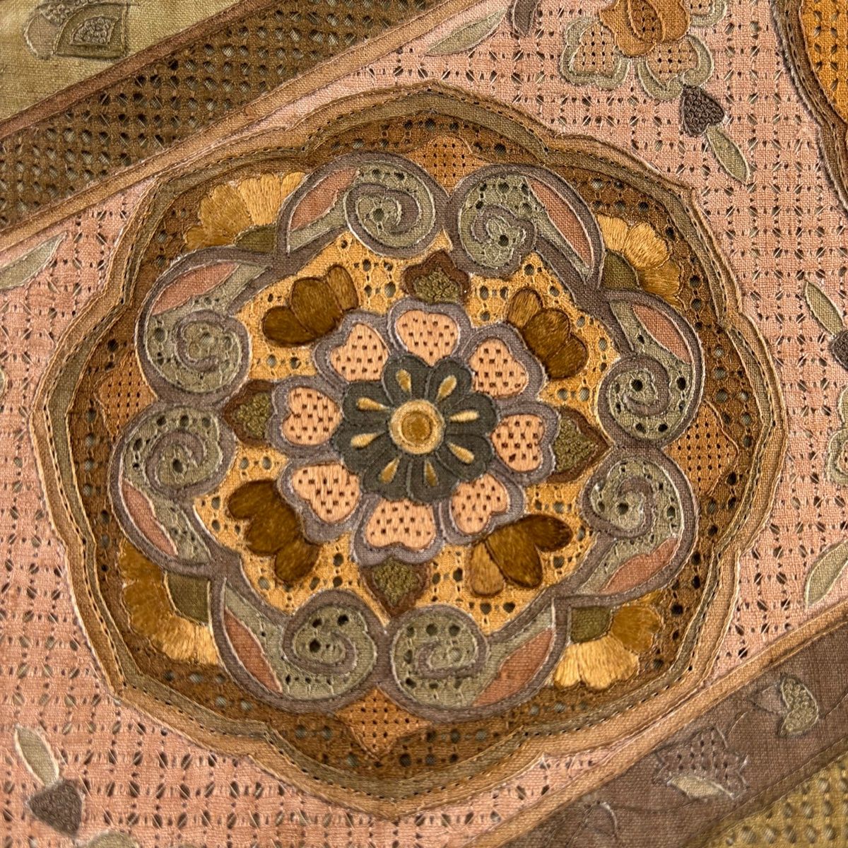 美品】 袋帯 秀品 紬地 華文 草花 刺繍 薄茶色 お太鼓柄 正絹 【中古