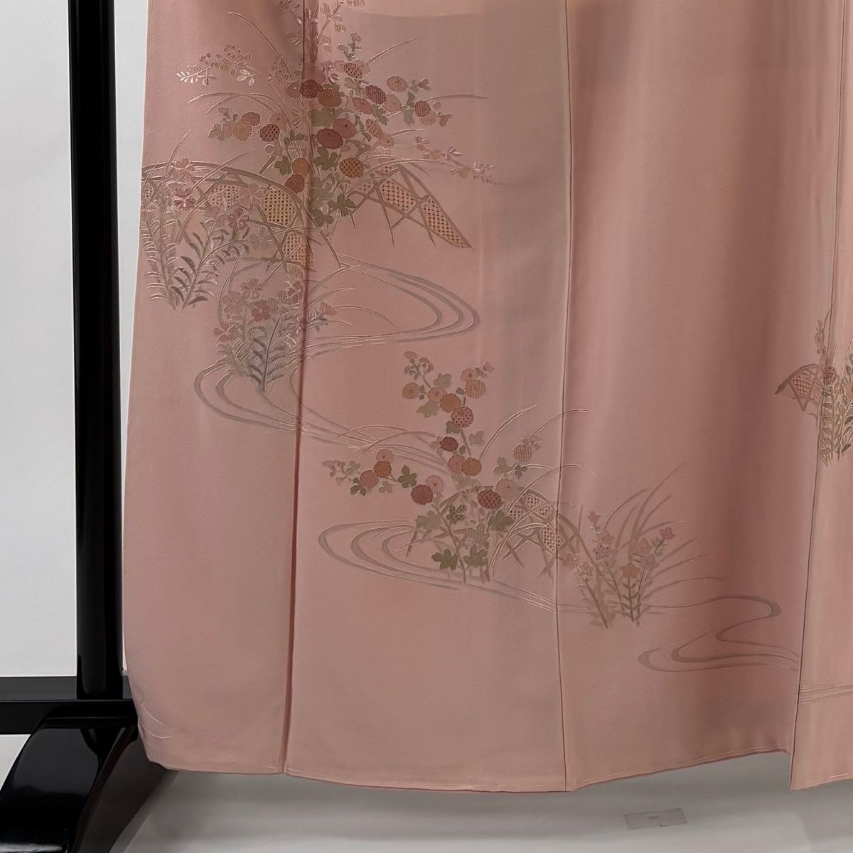 美品】 付下げ 身丈163.5cm 裄丈66cm M 袷 秋草 流水 汕頭刺繍 ピンク