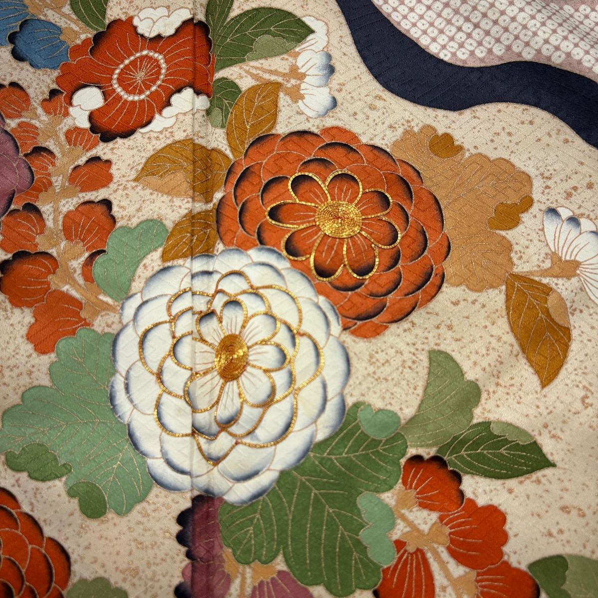 ☆ 付下げ 花草模様 菊 桔梗 金彩 刺繍 海老色 K-3656 付下げ 花草模様 菊 桔梗 金彩 刺繍 海老色 K-3656