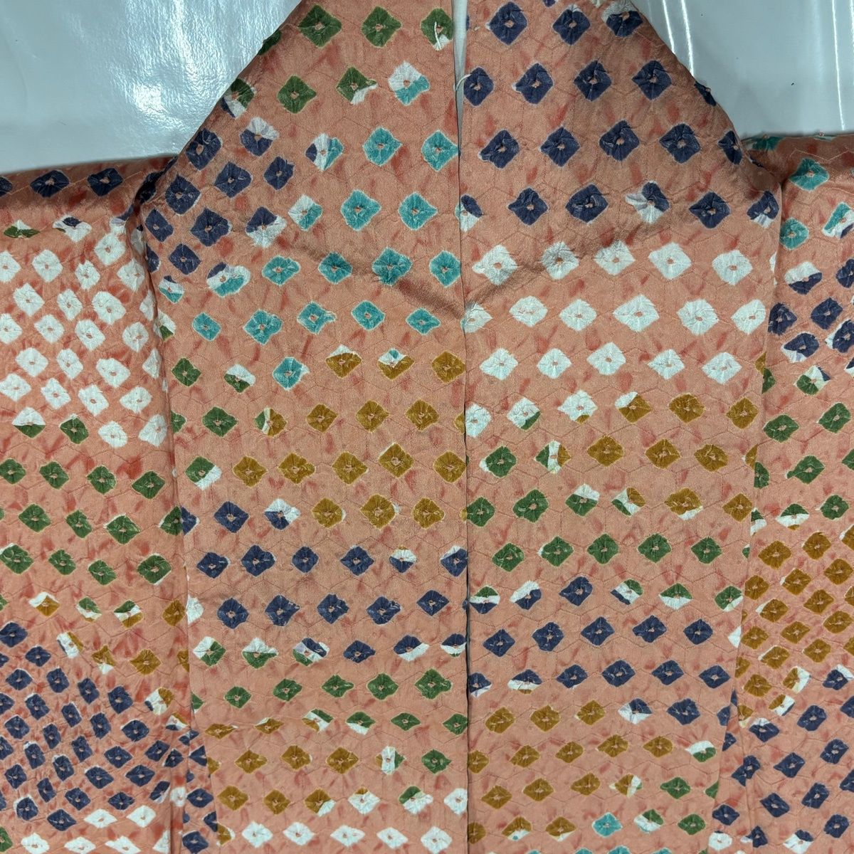 美品】 小紋 身丈168cm 裄丈66cm M 袷 幾何学 絞り サーモンピンク