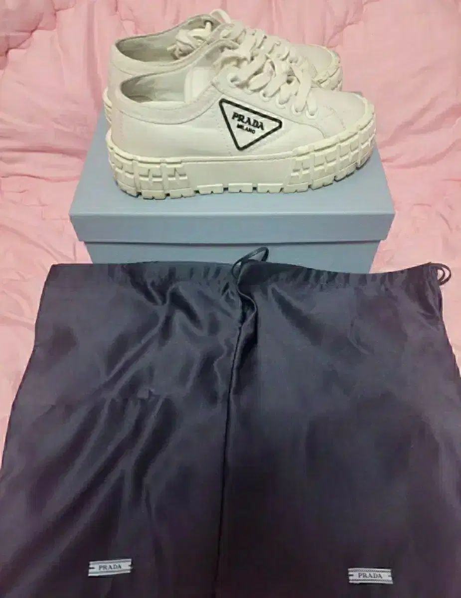 正規品)在庫処分 状態良し PRADA プラダ 三角ロゴ ダブル ホイール
