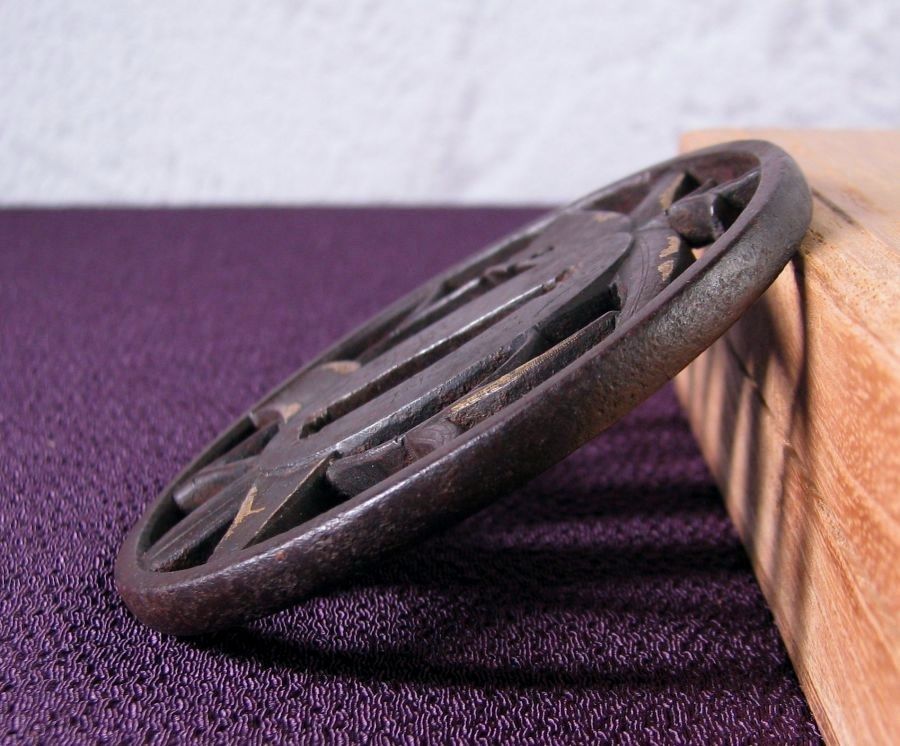 時代武具 鉄地透かし鍔 ［銘：武州住正方］ 金色絵 桐箱付 江戸時代