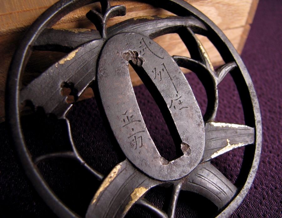 時代武具 鉄地透かし鍔 ［銘：武州住正方］ 金色絵 桐箱付 江戸時代