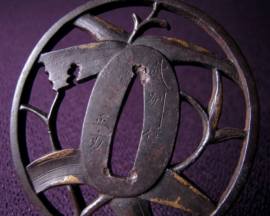 時代武具 鉄地透かし鍔 ［銘：武州住正方］ 金色絵 桐箱付 江戸時代