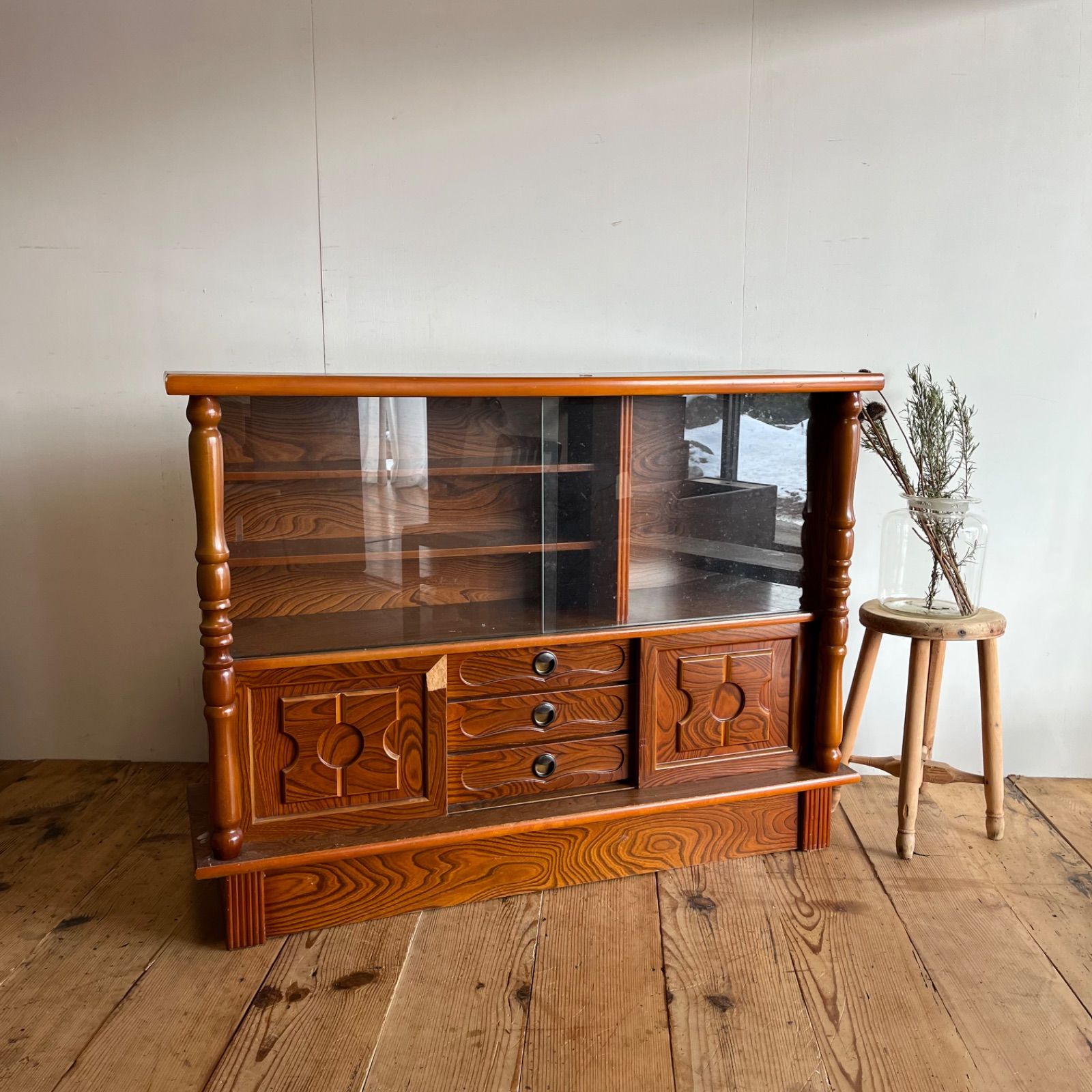 【古家具】昭和丗一年（31年）十二月のガラス戸棚　キャビネット　サイドボード 古家具】昭和丗一年（31年）十二月のガラス戸棚 キャビネット サイド