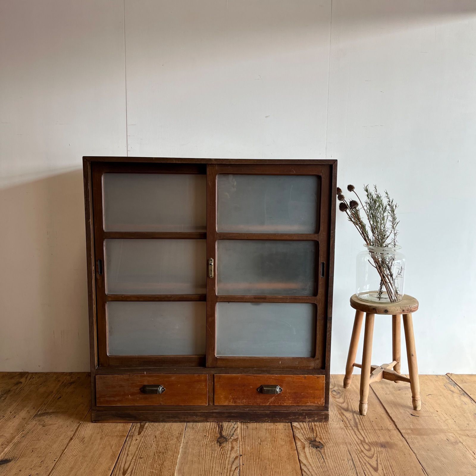 アンティーク ガラス戸棚 食器棚 キャビネット 本棚 すりガラス 無垢材