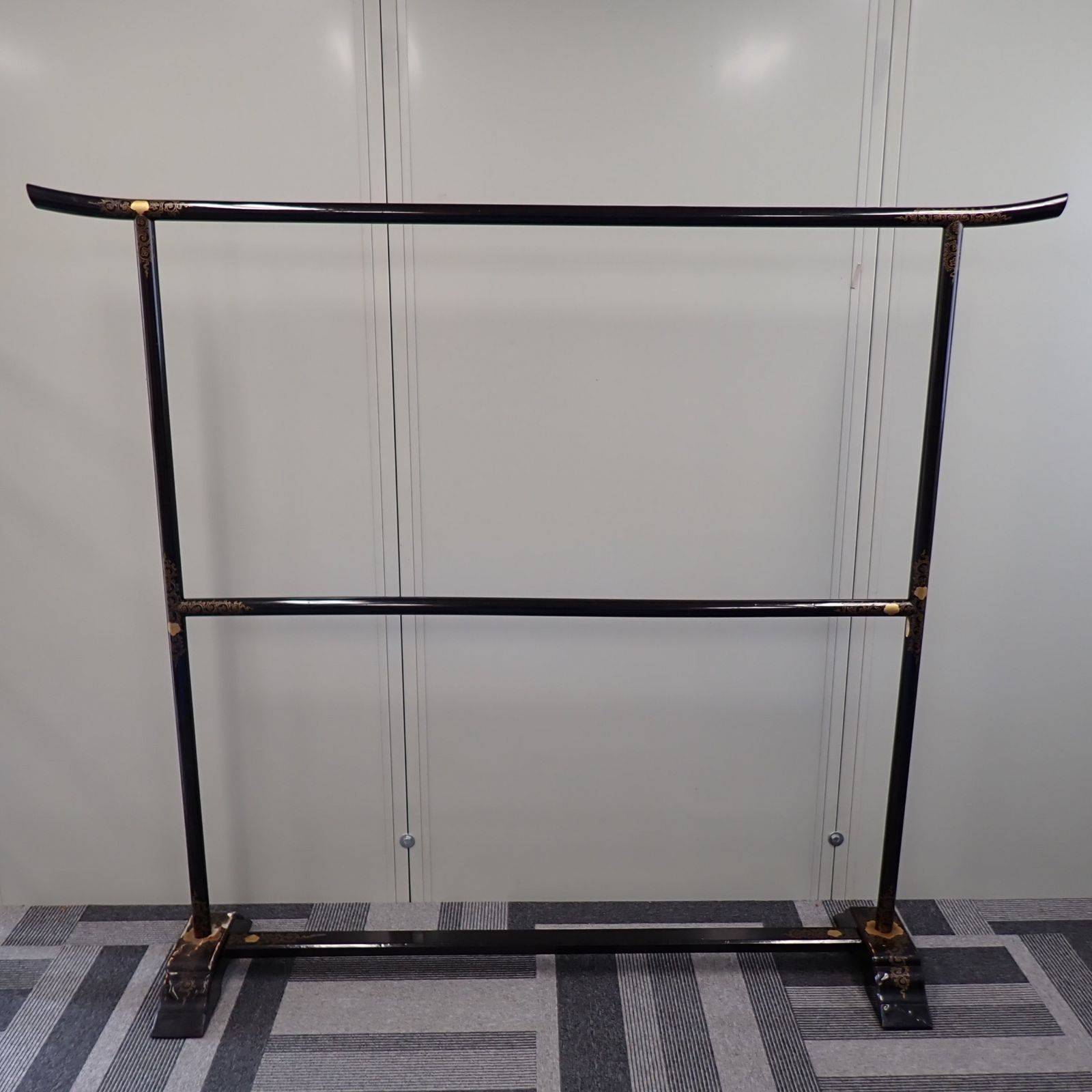 衣桁 帯掛 漆塗 黒塗 金蒔絵 時代物 木製 端金金具 上部横幅175cm×高