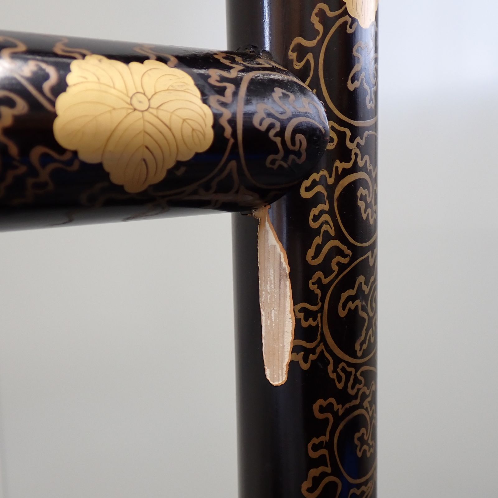 衣桁 帯掛 漆塗 黒塗 金蒔絵 時代物 木製 端金金具 上部横幅175cm×高